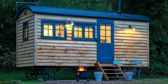 Chatsworth Estate Holiday Cottages Heathy Lea Collection Shepherds Huts Stag External Evening 2