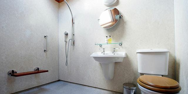 Oaklands Country Lodges bathroom 2 1220 x 620 2134099378
